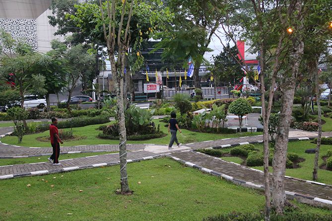 Jalan setapak untuk jogging track di taman Skaterboard Magelang