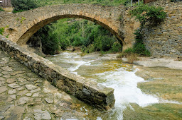 Magnífico Puente medieval de entrada al recinto del monasterio de Sant  Miquel del Fai