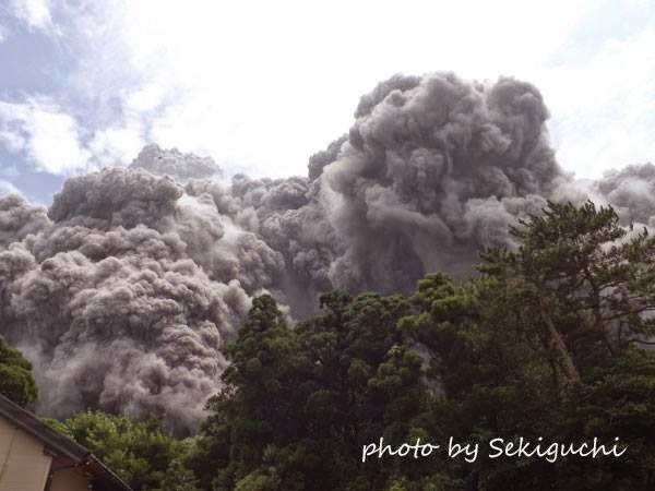 http://sciencythoughts.blogspot.co.uk/2014/08/eruptionand-pyroclastic-flow-on-mount.html