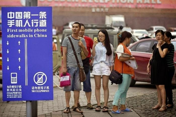 China Makes Special Lane For Smart Phone Addicts