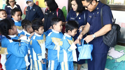 Siswa Beserta Orang Tuanya Sambut Kehadiran  Ketua Umum Pengurus Yayasan Hang Tuah Di TK Hang Tuah 3 Surabaya