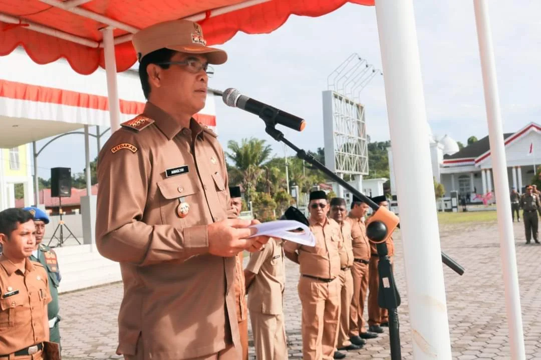 Pj Bupati Simeulue Ahmadlyah, SH, bertindak sebagai pembina saat apel gabungan di Pendopo Bupati Simeulue, Senin (26/09/2022).