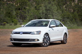 Front 3/4 view of 2015 Volkswagen Jetta Hybrid