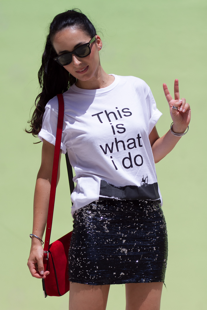 Outfit con camiseta de LIKE TO SURF y falda de lentejuelas