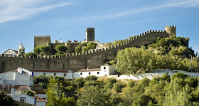 foto externa mostrando as muralhas do castelo  