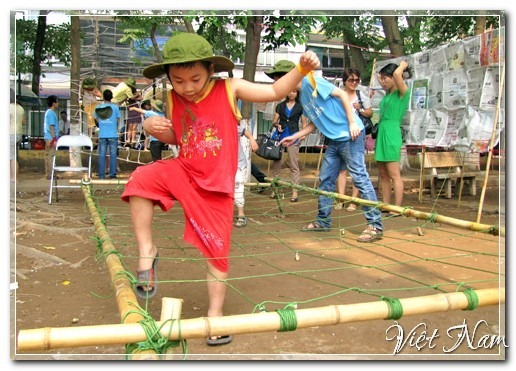 Bé học làm bộ đội, trinh sát, Việt Nam