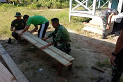 Satgas Pamtas RI-Malaysia Yonarmed 19/105 Trk Bogani Bantu Membuat Kursi Dan Meja Untuk SD Di Perbatasan