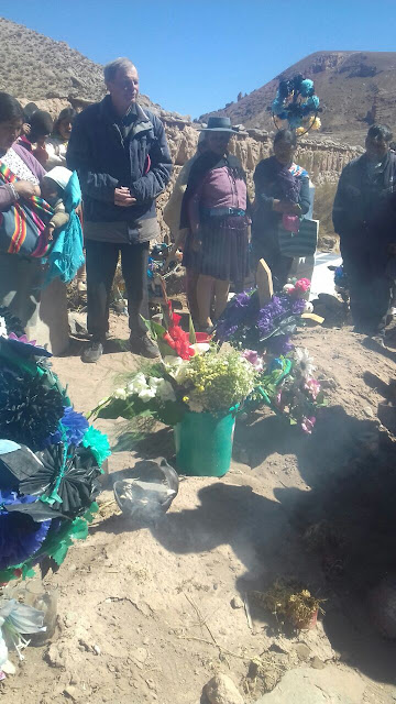  Jahrtagsmesse für den Mitbegründer des Distrikts in San Antonio de Esmoruco. Ich hatte almein bei der Messe 150 Teilnehmer. Danach gings zum Friedhof zur Grabsegnung.