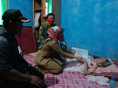 Babinsa Tebas Kuala Kawal Penyaluran BLT Tahap III ke 12 Keluarga Penerima