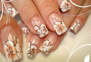 Uñas decoradas con flores grandes color blanco y por dentro con color rosa.