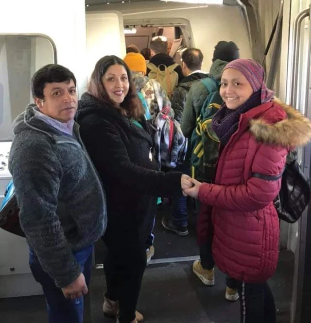 Brithany junto a sus padres rumbo a Santiago