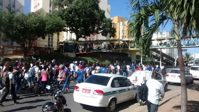 Resultado de imagem para protestos alunos estaduais Lauro de Freitas