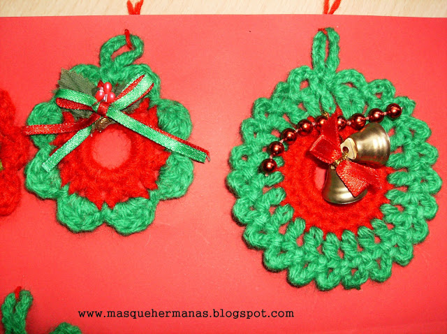 ADORNOS NAVIDEÑOS  A CROCHET O GANCHILLO MANUALIDADES NAVIDEÑAS PARA PUERTAS 2015 - 2016