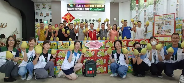 ▲彰化和美的知名直播主姚勝豐（豐哥）再次展現愛心，連續第七年號召親友捐贈柚子給弱勢家庭，今年共計捐贈7,000斤愛心柚給彰化家扶中心。（記者林明佑翻攝）