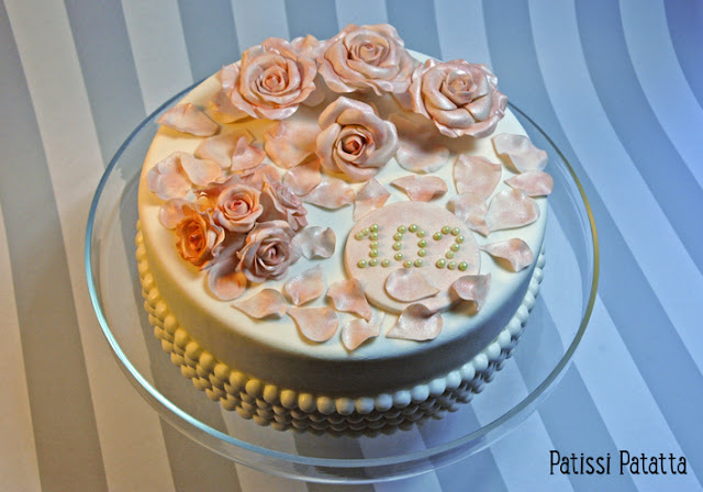 cake design, pâte à sucre, gumpaste, gâteau 3D, gâteau rigolo, gâteau dummy, gâteau d’anniversaire dummy, faux gâteau, décoration de gâteau, fleurs en gumpaste