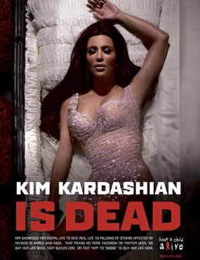 Kim Kardashian Berpose Seperti Mayat