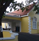 A entrada da Urgência do Mobay Hope, em Montego Bay. Um bocadinho diferente do Curry e do HFF!