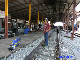 Travelog Percutian Bangkok - Maeklong Railway Station Market