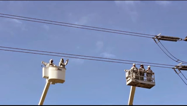 Trabajadores manipulando líneas de alta tensión sin cortar la corriente