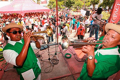 El espíritu del Carnaval se perpetúa en el festival de bandas en Santa Cruz