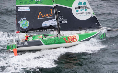 V and B, class40 de Maxime Sorel, est entré en collision avec un cargo. Le skipper abandonne The Transat.