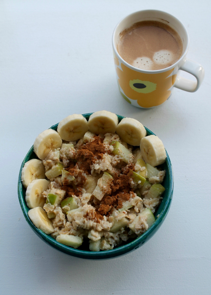 Healthy breakfast ideas (vegan friendly): Granny Smith oatmeal, bananas, cinnamon + coffee