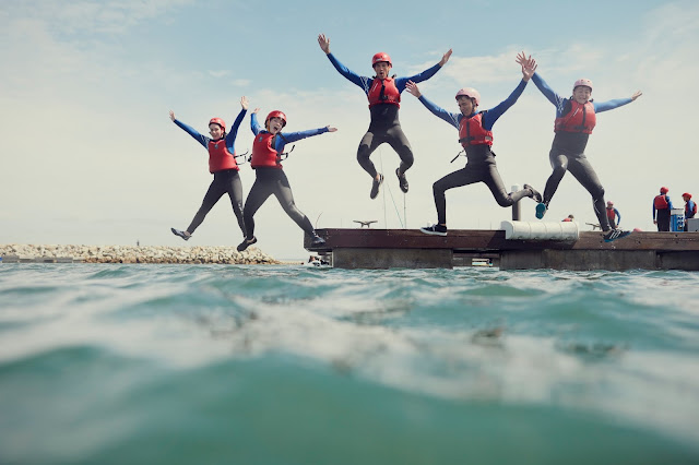 NCS Programm - teens jumping into water