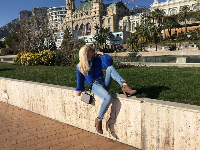 outfit blu casual outfit casual come abbinare il blu maglione blu fluffy jeans skinny come abbinare i jeans destroyed borsa Michael kore ragazze bionde mariafelicia magno fashion blogger colorblock by felym fashion blogger italiane outfit autunno