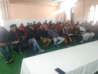 कायाकल्प योजना की चेकलिस्ट बनाकर कमियों को करें दूर   कायाकल्प अवार्ड योजना में सभी स्वास्थ्य इकाइयों को किया गया शामिल  कायाकल्प अवार्ड योजना के तहत जिला अस्पताल में दिया गया एक दिवसीय प्रशिक्षण  जालौन : राष्ट्रीय स्वास्थ्य मिशन के अंतर्गत क्वालिटी एश्योरेंस एवं कायाकल्प अवार्ड योजना के तहत एक दिवसीय ओरिएटेंशन कम अवेयरनेस कार्यशाला का आयोजन जिला अस्पताल के सभागार में किया गया।  मुख्य चिकित्सा अधीक्षक डॉ एनआर वर्मा ने कहा कि कायाकल्प अवार्ड के लिए जो भी चेकलिस्ट बताई गई है, इसमें योजना बनाकर काम शुरू कर दें। इसमें किसी तरह की लापरवाही न बरती जाए।   जनपदीय परामर्शदाता क्वालिटी एश्योरेंस डॉ अरुण कुमार ने बताया कि कायाकल्प अवार्ड योजना के तहत जिला अस्पताल और जिला महिला अस्पताल समेत जनपद के सभी सामुदायिक स्वास्थ्य केंद्र, प्राथमिक स्वास्थ्य केंद्र और हेल्थ एंड वेलनेस सेंटर को शामिल किया गया है। इन स्वास्थ्य केंद्रों में कायाकल्प के तहत निर्धारित चेकलिस्ट की कमियों को दूर किया जाना है। इन कमियों को दूर करने की जिम्मेदारी संस्था प्रमुख के अलावा क्वालिटी टीम की होगी। लिहाजा चेक लिस्ट का बिंदुवार अध्ययन कर लें और कायाकल्प के लिए कार्ययोजना बनाकर काम करें। किसी तरह की समस्या होने पर क्वालिटी टीम से भी संपर्क किया जा सकता है। कोशिश करें कि स्वास्थ्य इकाई कायाकल्प योजना में चयनित हो जाए। कायाकल्प हर स्वास्थ्य इकाई का होना है। इसलिए अभी से तैयार कर लेंगे तो बेहतर होगा। बाद में काम का दबाव रहेगा। उन्होंने बताया कि नेशनल क्वालिटी एश्योरेंस स्टैंडर्ड (एनक्वास) के तहत जिले की सोलह चिकित्सा इकाइयों को एनक्वास कराने का लक्ष्य जिलाधिकारी ने दिया है। जिसमें जिला अस्पताल, जिला महिला अस्पताल, सामुदायिक स्वास्थ्य केंद्र कदौरा और माधौगढ़, प्राथमिक स्वास्थ्य केंद्र कुठौंद, शेखपुर बुजुर्ग और भेड़, एवं प्रत्येक ब्लाक से एक हेल्थ एंड वेलनेस सेंटर को शामिल किया गया है। इसके साथ ही शासन स्तर से भी राज्य में एक हजार चिकित्सा इकाइयों का एनक्वास कराने का लक्ष्य निर्धारित किया गया है। इसके तहत जिले के पांच सामुदायिक स्वास्थ्य केंद्र कोंच, जालौन, नदीगांव, माधौगढ़, कदौरा को भी शामिल किया गया है। प्रशिक्षण में बिंदुवार कायाकल्प अवार्ड योजना, लक्ष्य कार्यक्रम और एनक्वास के बारे में विस्तार से बताया गया।  प्रशिक्षण में रामपुरा, माधौगढ़, छिरिया सलेमपुर, कुठौंद एवं कदौरा के चिकित्सा अधीक्षक, बीपीएम, बीसीपीएम, स्टाफ नर्स, नर्स मेंटर और तीन तीन सीएचओ को प्रशिक्षण दिया गया।