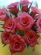 Róże. Bukiet czerwonych róż. Każda róża ma przywiązaną wstążkę. (zdjä™cie )