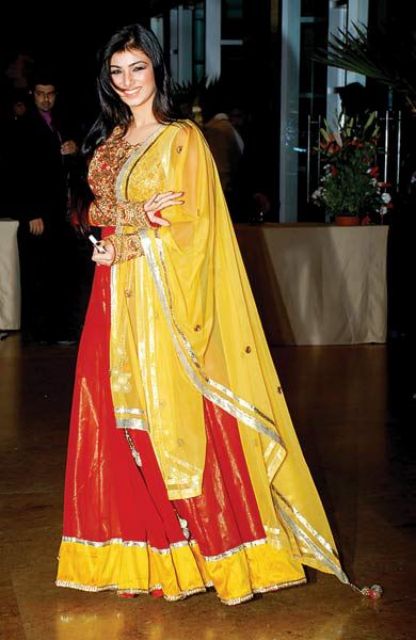 Latest Mehndi Dresses by Design3r www.fashion-beautyzone.blogspot.com