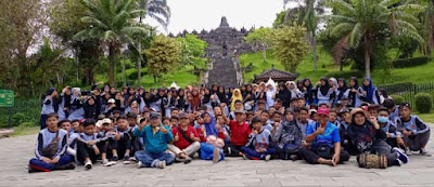 Foto bersama di candi Borobudur