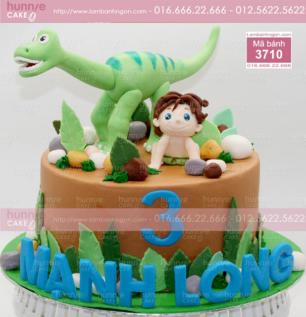 Bánh sinh nhật khủng long và bé trai rất đẹp mắt