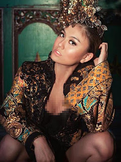Foto Kebaya Batik Agnes Monica Karya Anne Avantie Pose Berani 
