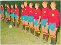 Selección de ESPAÑA - Temporada 1965-66 - Olivella, Betancort, Ufarte, Rivilla, Pereda, Carlos Lapetra, Zoco, Luis Suárez, Reija, Glaría y Marcelino - IRLANDA 0, ESPAÑA 1 (Ufarte) - 10/11/1965 - Mundial de Inglaterra 1966, clasificación, partido de desempate - París, estadio del Parque de los Príncipes - Alineación: Betacort; Rivilla, Olivella, Reija; Glaría, Zoco; Ufarte, Pereda, Marcelino, Luis Suárez y Carlos Lapetra