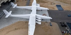  Με άνοιγμα φτερών στο αστρονομικό νούμερο των 117 μέτρων, το Stratolaunch είναι ένα αεροπλάνο τελείως διαφορετικό από τα άλλα.   Ο άνθρωπος...
