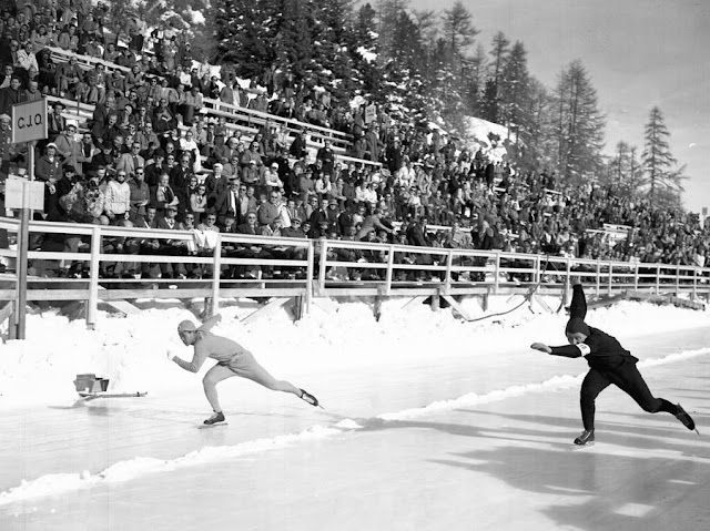 Hyo-chang Lee de Corea del Sur compite con A. Huiskes de Holanda en el Patinaje de Velocidad de St.Mortiz 1948