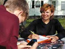 Organic farmer Noreen Thomas talks to school students on her farm