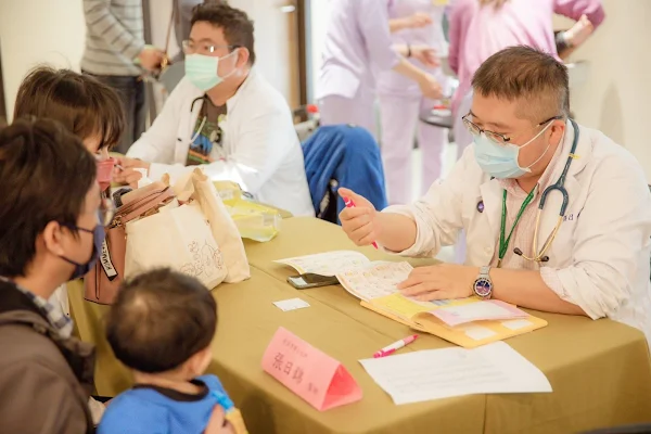 ▲現場還有彰濱秀傳紀念醫院的小兒科醫師張日錦醫師、黃彥叡醫師幫寶寶們做發展篩檢。（記者林明佑翻攝）