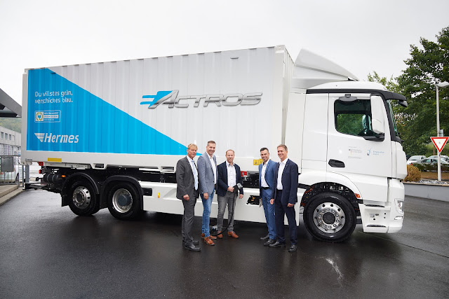 At the handover of the first eActros of the innovation fleet to Hermes (from left): Mathias Heinze, Key Account Manager at Mercedes-Benz Trucks, Sven Klimpel, General Area Manager Kassel, Hermes Germany GmbH, Dennis Caldwell, Head of Fleet Management/Disposition in the Kassel Area, Hermes Germany GmbH, as well as Thomas Schmitt and Michael Albrecht, both also Key Account Managers at Mercedes-Benz Trucks.