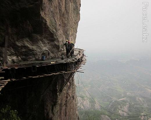 Pekerjaan paling berbahaya dan beresiko - Para Pekerja Cina  Membangun Jalan Yg Terbuat dari Kayu  di atas Tebing Vertikal -- foto --  faceleakz