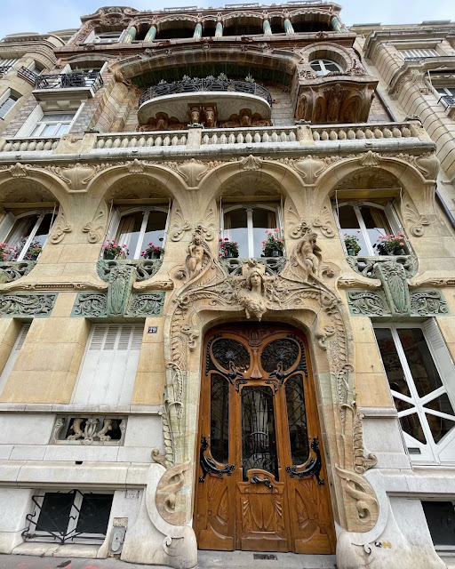 Art Nouveau facade, at 29 Avenue Rapp in Paris