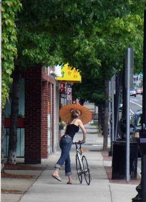 dismounting a bicycle with a parasol