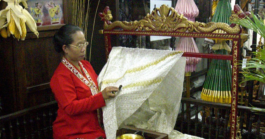 Proses pembuatan batik  tulis Ranting Budaya