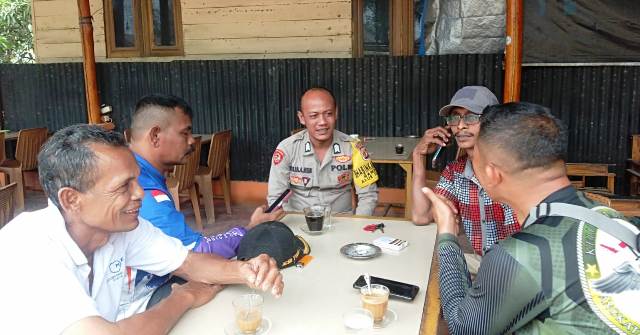 Lewat Obrolan Warung Kopi, Cara Bhabinkamtibmas Polsek Indra Makmu Edukasi Warga