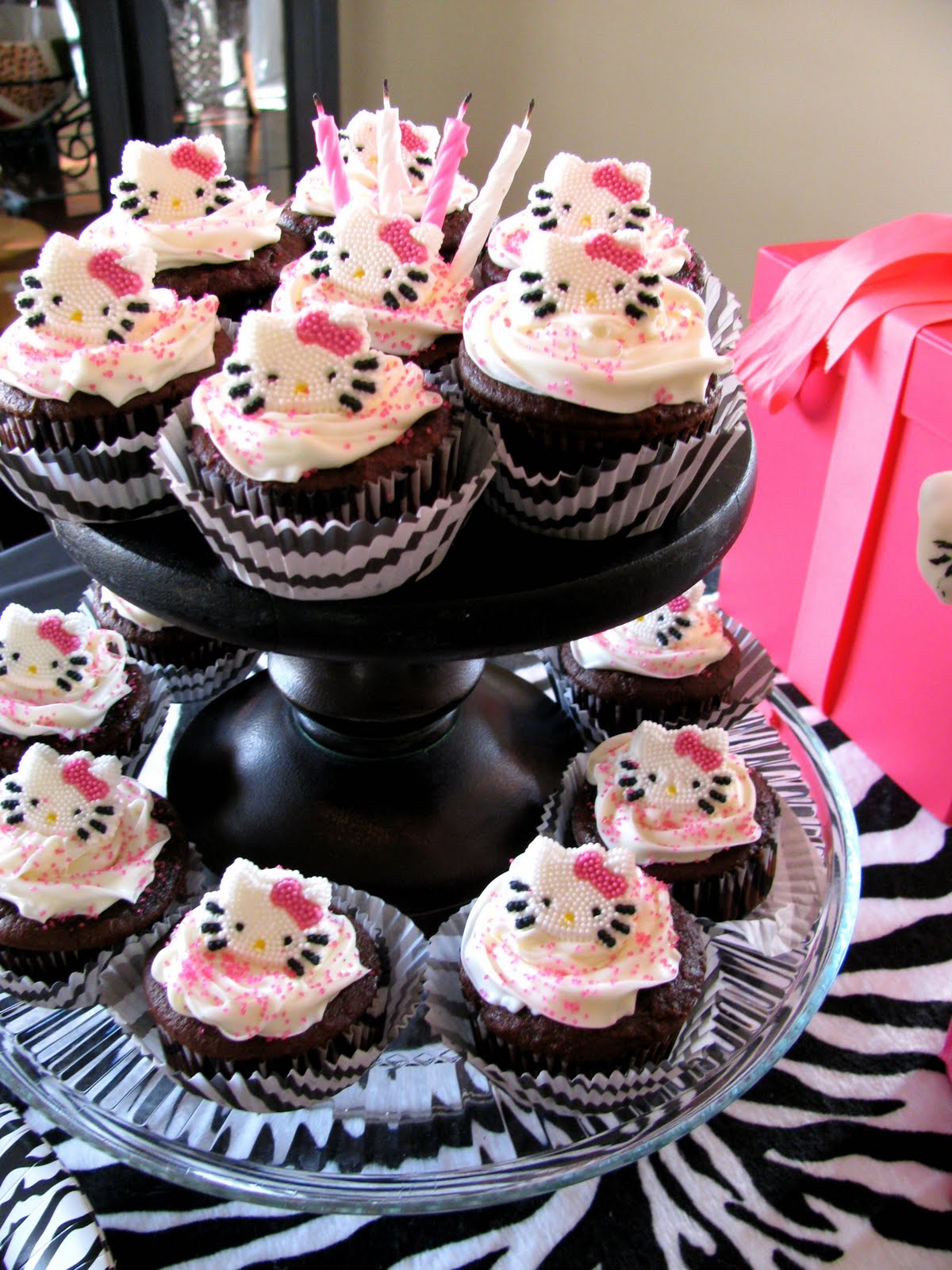 cool birthday cakes for teenage girls Hello Kitty Birthday Partynot just for young girls!