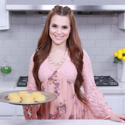 Rosanna Pansino ( Girl in Video Clip Dawin ft. Silentó: Dessert )