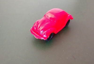 Brinquedo antigo fusca vermelho de plástico soprado - 7,5 cm  R$ 15,00