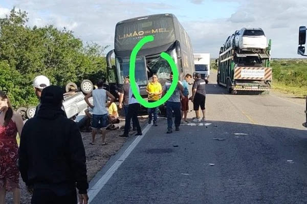 Acidente envolvendo ônibus da banda Limão com Mel deixa feridos na Bahia