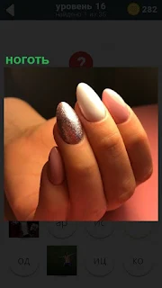 Женская рука с ногтями, на которых нанесен красивый маникюр